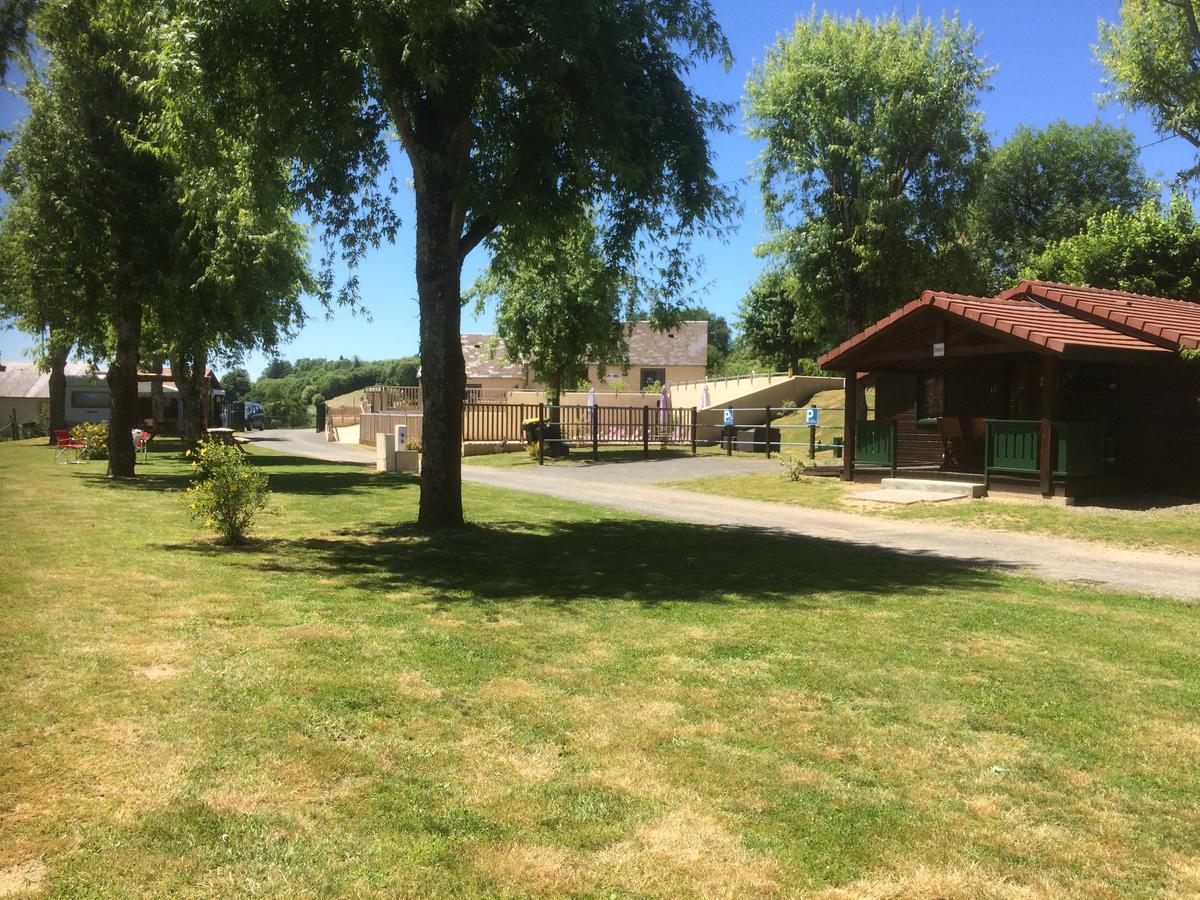 Camping Les Etoiles Saint-Sornin-Lavolps Екстериор снимка